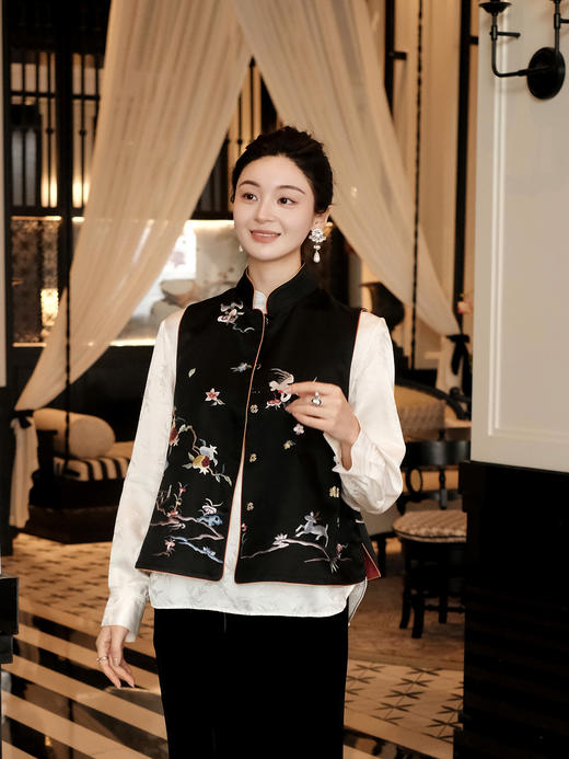 盛唐牡丹大师系列-王小潇 | 重缎真丝手绣对襟马甲-黑色(盛唐牡丹与非遗传承人王小潇联名系列) 商品图1