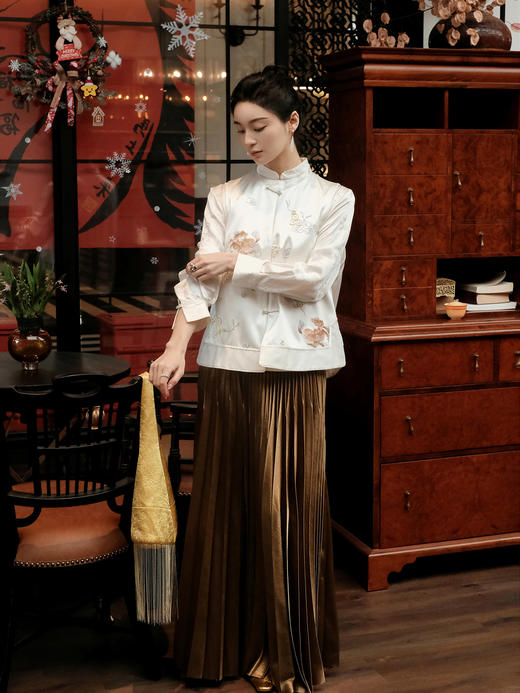 盛唐牡丹大师系列-卢梅红 | 瑞意云间真丝手绣马甲-白色 商品图3