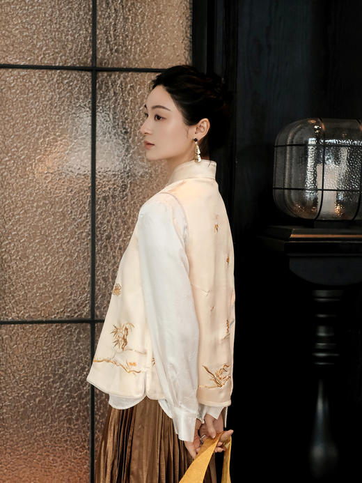 盛唐牡丹大师系列-王小潇 | 白色缎松鹤金绣马甲(盛唐牡丹与非遗传承人王小潇联名系列) 商品图3