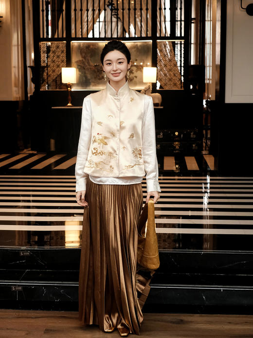 盛唐牡丹大师系列-王小潇 | 白色缎松鹤金绣马甲(盛唐牡丹与非遗传承人王小潇联名系列) 商品图2