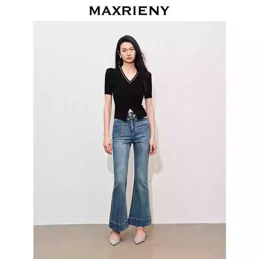 玛克门店发货：MAXRIENY优雅复古感V领抽褶复古珍珠边毛衫货号：MC85SW301 商品图2