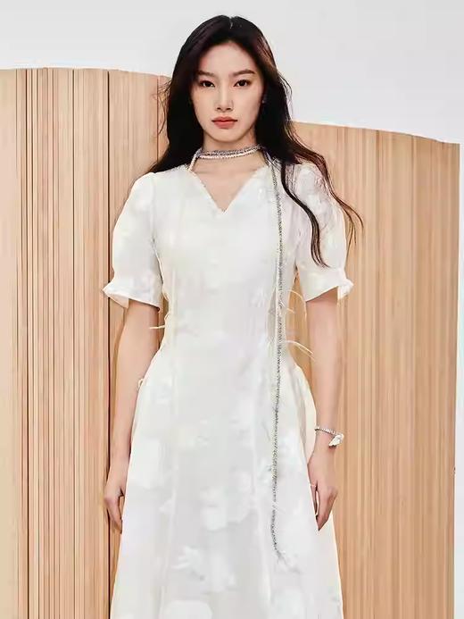 肌理感提花连衣裙收腰长小白裙MU86DR015A11 商品图1