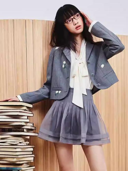 玛克门店发货：【商场同款-小雏菊系列】MAXRIENY都市箱型西装女雏菊绣花短外套MC86JA010 商品图1