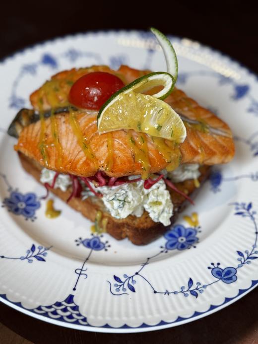 香煎三文鱼开脸三明治 Pan Fried Salmon Smørrebrød 商品图0