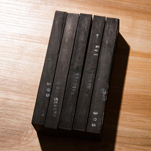 80年代初上海墨厂制“黟川點漆”松烟老墨(二两，一锭) 商品图7