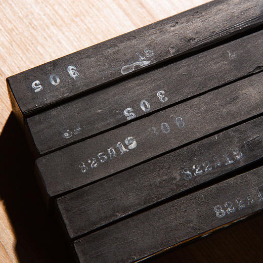 80年代初上海墨厂制“黟川點漆”松烟老墨(二两，一锭) 商品图8