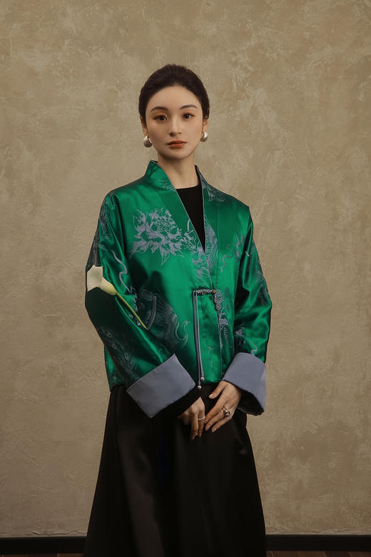 盛唐婧 | 轻奢时尚新中式老缎交领宽松外套-绿色 商品图1