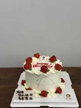 暗红色复古裱花蛋糕