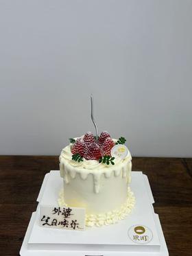 淋面草莓纯白色小小蛋糕