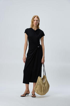 立体褶皱连衣裙