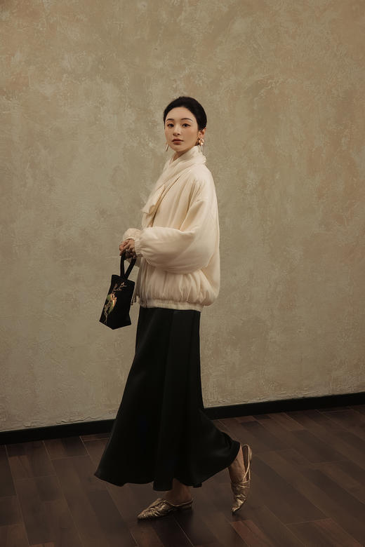 盛唐婧 | 白色丝绒流苏扣夹棉外套（带围巾） 商品图5
