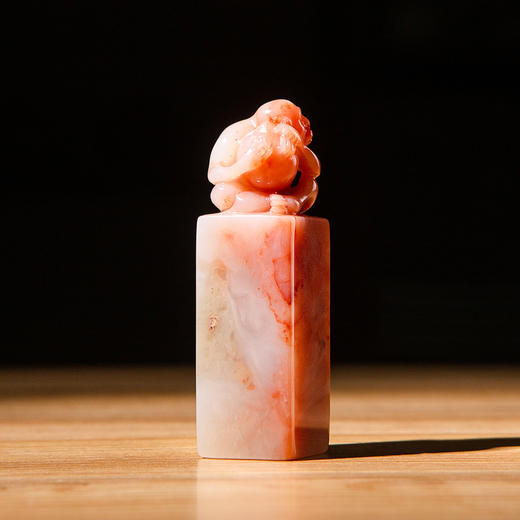 寿山石芙蓉老料雕“灵猴献寿”方章 商品图5