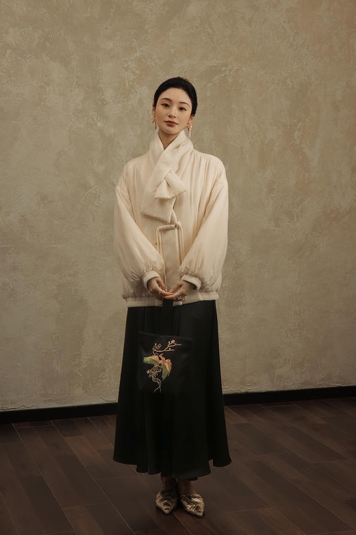 盛唐婧 | 白色丝绒流苏扣夹棉外套（带围巾） 商品图2