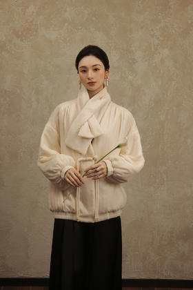 盛唐婧 | 白色丝绒流苏扣夹棉外套（带围巾）
