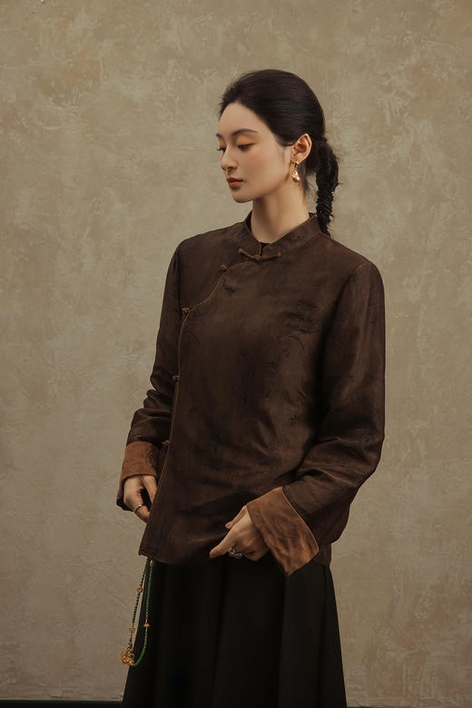 盛唐婧 | 轻奢极简提花重缎香云纱偏襟上衣衬衫 商品图1