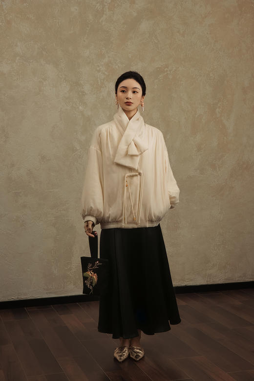 盛唐婧 | 白色丝绒流苏扣夹棉外套（带围巾） 商品图1