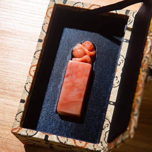 寿山石芙蓉老料雕“灵猴献寿”方章 商品图2