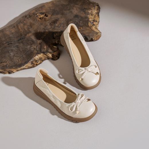 【牛皮革】西村名物2026年春季新款舒适平底软底软面蝴蝶结饰扣浅口单鞋妈妈鞋T26AE18151 商品图4