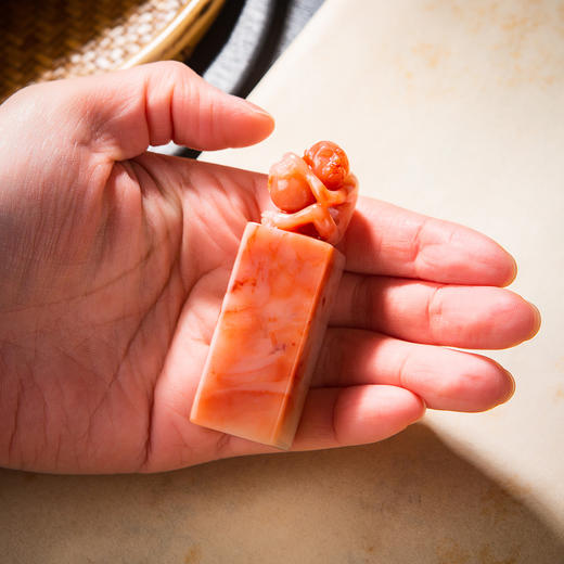 寿山石芙蓉老料雕“灵猴献寿”方章 商品图11