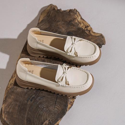 【牛皮革】西村名物2026年春季新款舒适平底防滑蝴蝶结饰扣简约大方浅口单鞋T26AE18161 商品图1