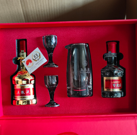 五粮液  马年礼盒（50ml金五粮液+50ml1995专卖店酒+一壶两杯）