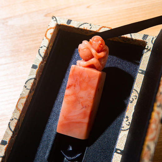 寿山石芙蓉老料雕“灵猴献寿”方章 商品图3