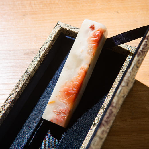 寿山石芙蓉老料雕“荷花”方章 商品图3