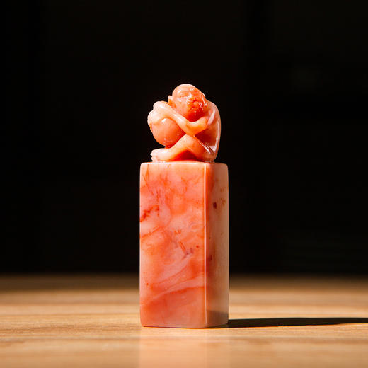 寿山石芙蓉老料雕“灵猴献寿”方章 商品图4