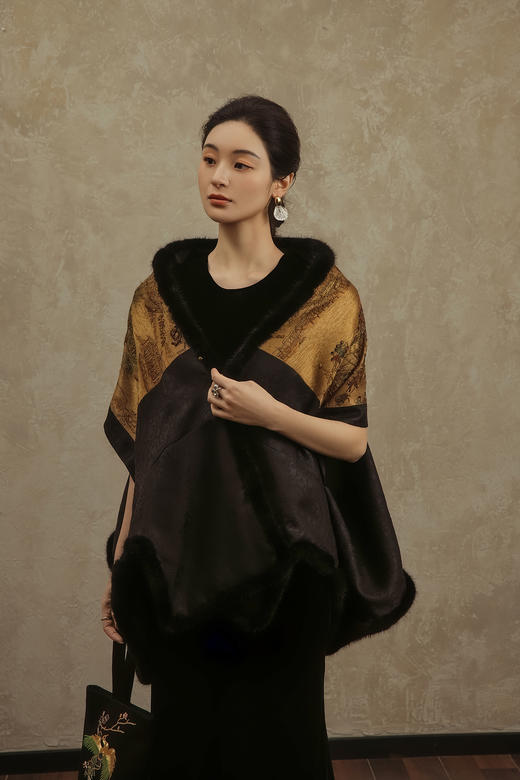 盛唐婧 | 轻奢非遗老缎苗绣披肩外套(售完不补) 商品图0