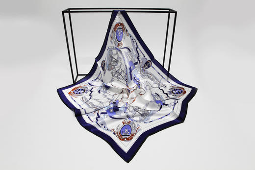 【多样屋专柜】兰之魅  BLUE CHARM艺术金小方巾 100%优质桑蚕丝53*53cm 商品图3