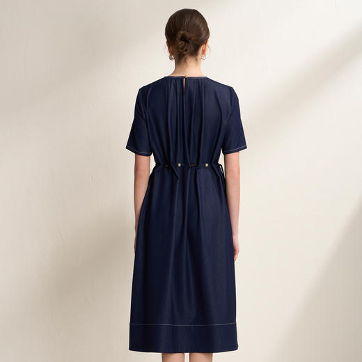 EITIE爱特爱气质松弛感文艺风抽绳收腰宽松直筒连衣裙2026夏新款B2607232 商品图6