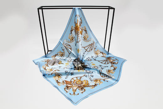 【多样屋专柜】兰之魅  BLUE CHARM艺术金小方巾 100%优质桑蚕丝53*53cm 商品图2