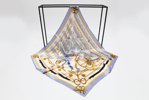 【多样屋专柜】兰之魅  BLUE CHARM艺术金小方巾 100%优质桑蚕丝53*53cm 商品图7