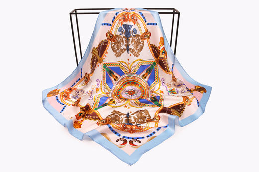 【多样屋专柜】兰之魅  BLUE CHARM艺术金方巾 100%优质桑蚕丝70*70cm 商品图7