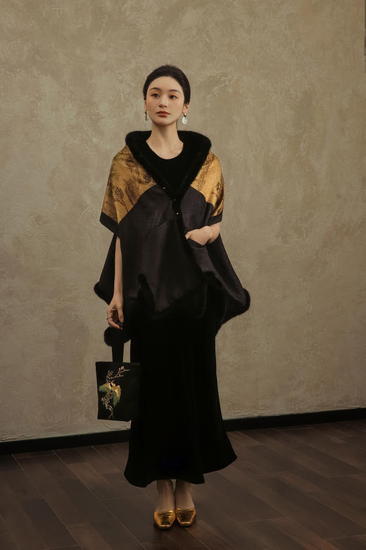 盛唐婧 | 轻奢非遗老缎苗绣披肩外套(售完不补) 商品图2