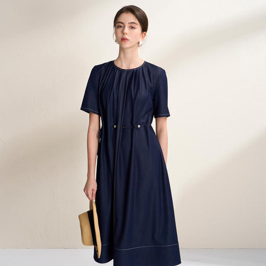 EITIE爱特爱气质松弛感文艺风抽绳收腰宽松直筒连衣裙2026夏新款B2607232 商品图4