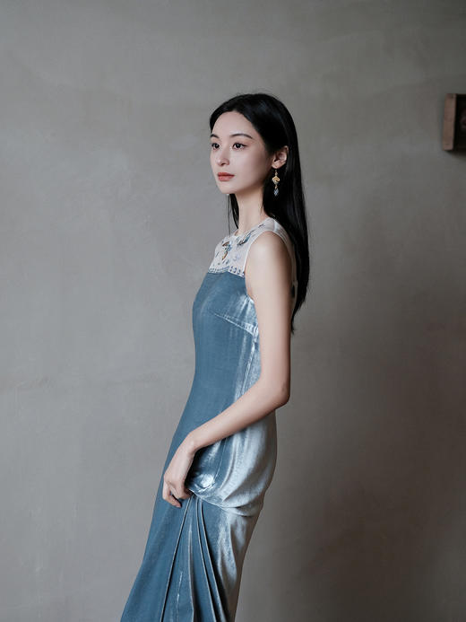 盛唐牡丹盛奢系列| 蝴蝶翩翩手绣丝绒连衣裙 商品图4