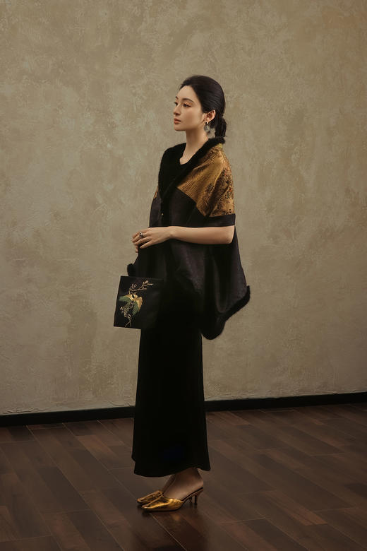 盛唐婧 | 轻奢非遗老缎苗绣披肩外套(售完不补) 商品图4