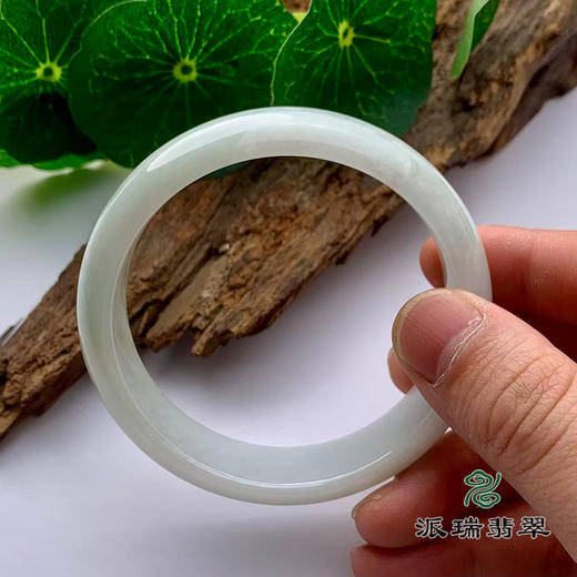 派瑞翡翠 翡翠手镯 糯种 浅绿色 商品图3