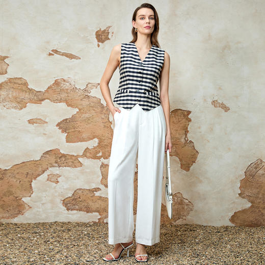 EITIE爱特爱夏季新款气质V领显瘦修身无袖百搭上衣8213902 商品图1