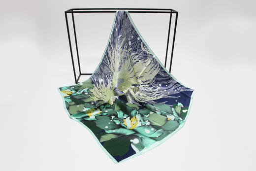 【多样屋专柜】兰之魅  BLUE CHARM艺术金小方巾 100%优质桑蚕丝53*53cm 商品图9