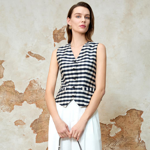 EITIE爱特爱夏季新款气质V领显瘦修身无袖百搭上衣8213902 商品图2