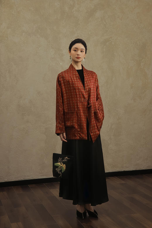 盛唐婧 | 红格子纹真丝重缎香云纱设计款外套 商品图1