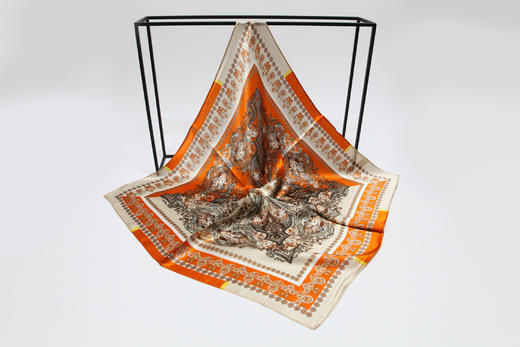 【多样屋专柜】兰之魅  BLUE CHARM艺术金小方巾 100%优质桑蚕丝53*53cm 商品图6