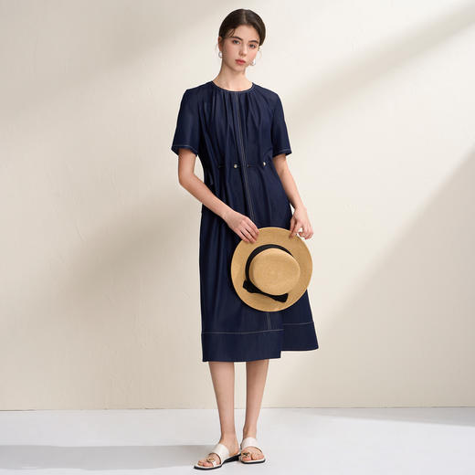 EITIE爱特爱气质松弛感文艺风抽绳收腰宽松直筒连衣裙2026夏新款B2607232 商品图5