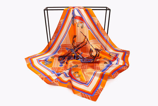 【多样屋专柜】兰之魅  BLUE CHARM艺术金方巾 100%优质桑蚕丝70*70cm 商品图0