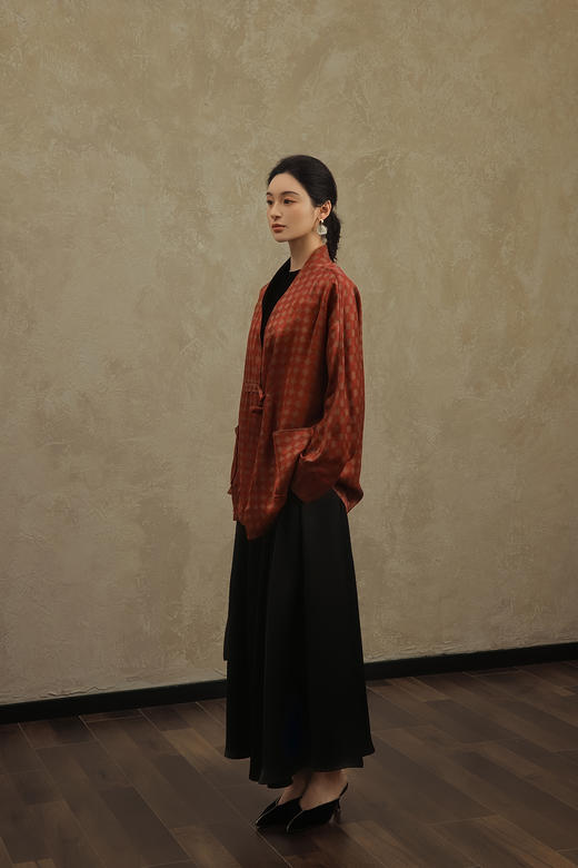 盛唐婧 | 红格子纹真丝重缎香云纱设计款外套 商品图4