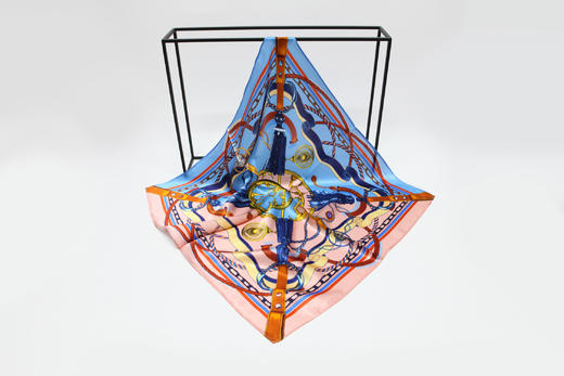 【多样屋专柜】兰之魅  BLUE CHARM艺术金小方巾 100%优质桑蚕丝53*53cm 商品图5