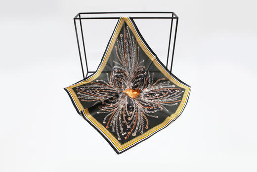 【多样屋专柜】兰之魅  BLUE CHARM艺术金小方巾 100%优质桑蚕丝53*53cm 商品图8