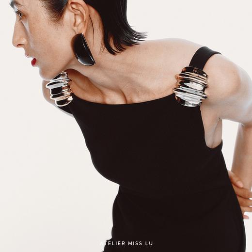 【夜色贝语】贝壳样式金属装饰露背修身连衣裙 商品图4